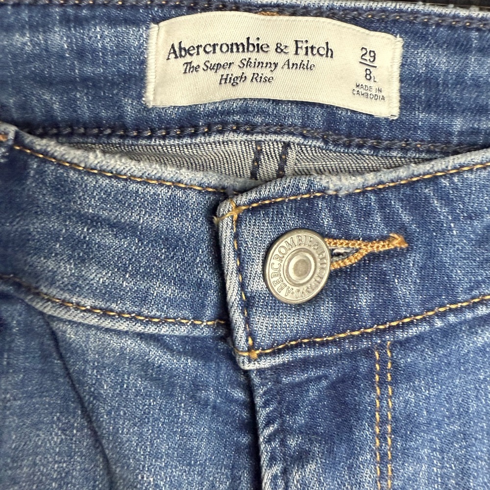 Distressed Blue Jeans - Picture 5 of 9